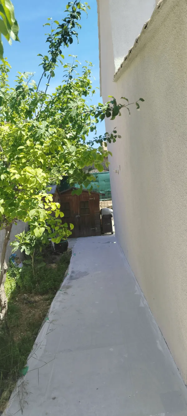 Allée et façade fraîchement enduites lors d'un ravalement JID Rénov