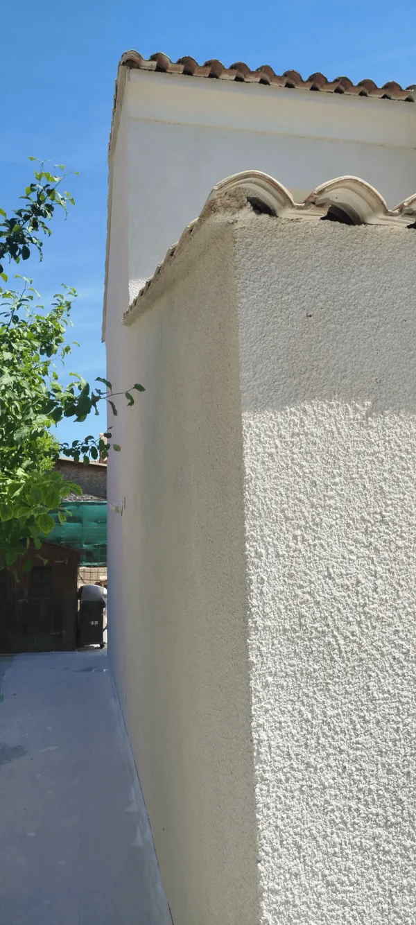 Façade enduite avec génoise rénovée par JID Rénov sur une maison provençale