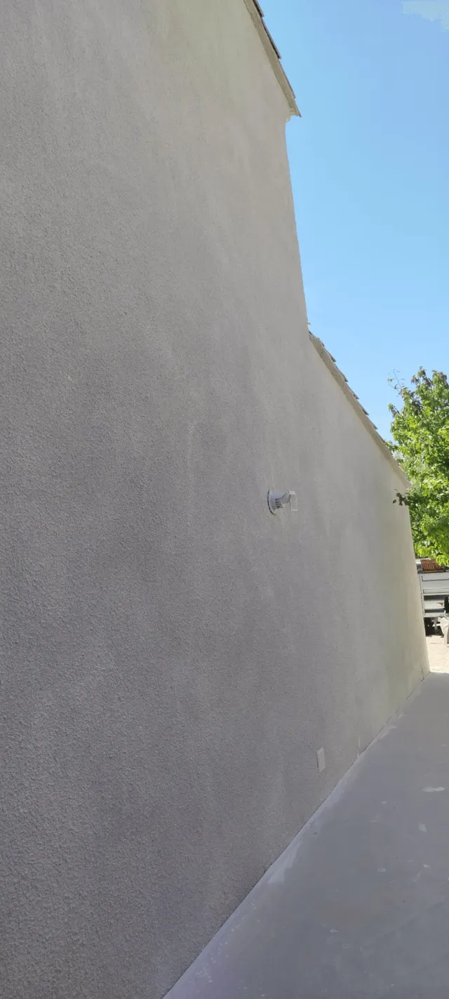 Façade enduite avec génoise rénovée par JID Rénov sur une maison provençale