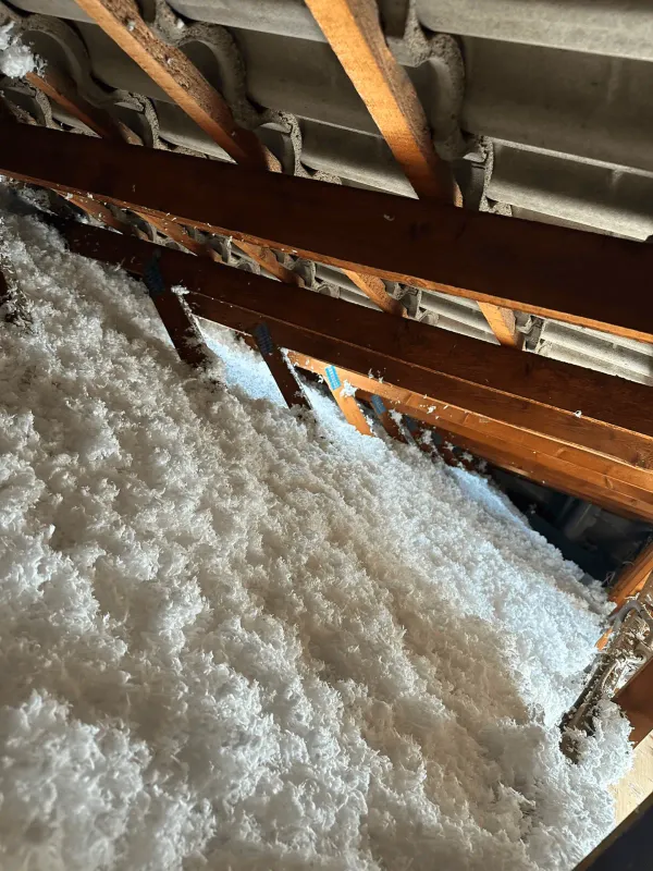 Ouate de cellulose soufflée dans des combles pour isolation thermique