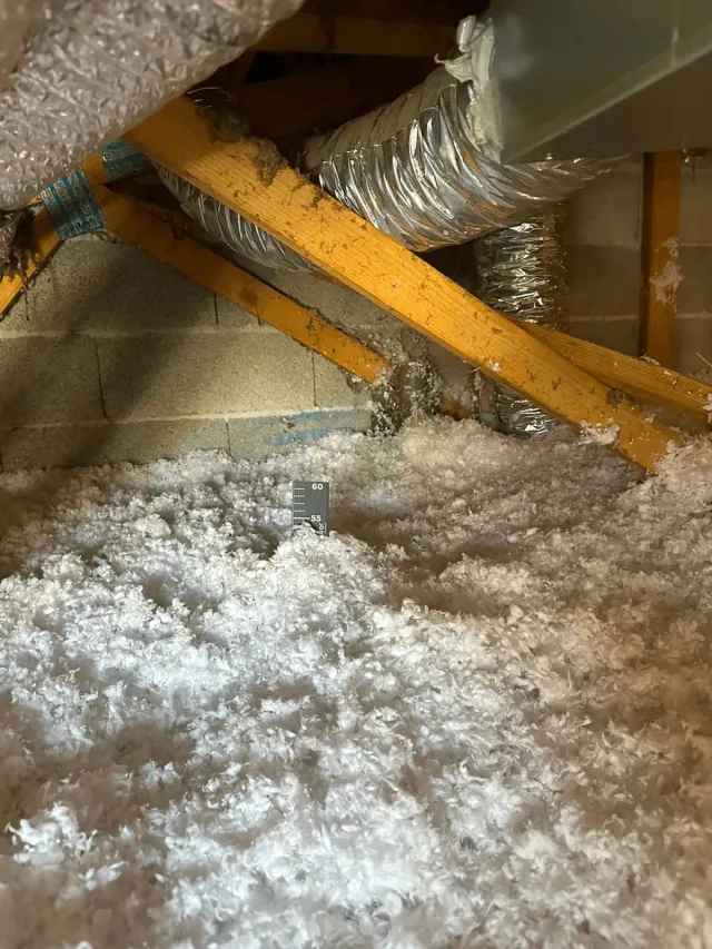 Soufflage de ouate de cellulose dans des combles perdus par JID Rénov