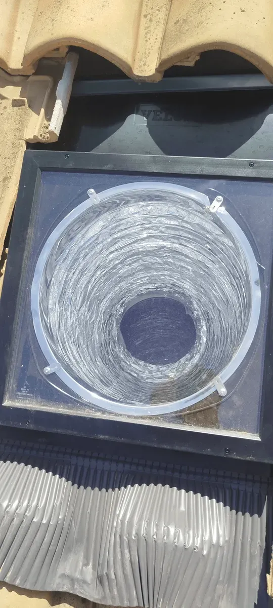 Collecteur de puits de lumière posé sur toiture en tuiles avec solin d'étanchéité, chantier JID Rénov