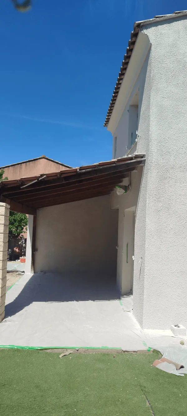 Façade enduite et auvent rénovés sur une maison des Bouches-du-Rhône