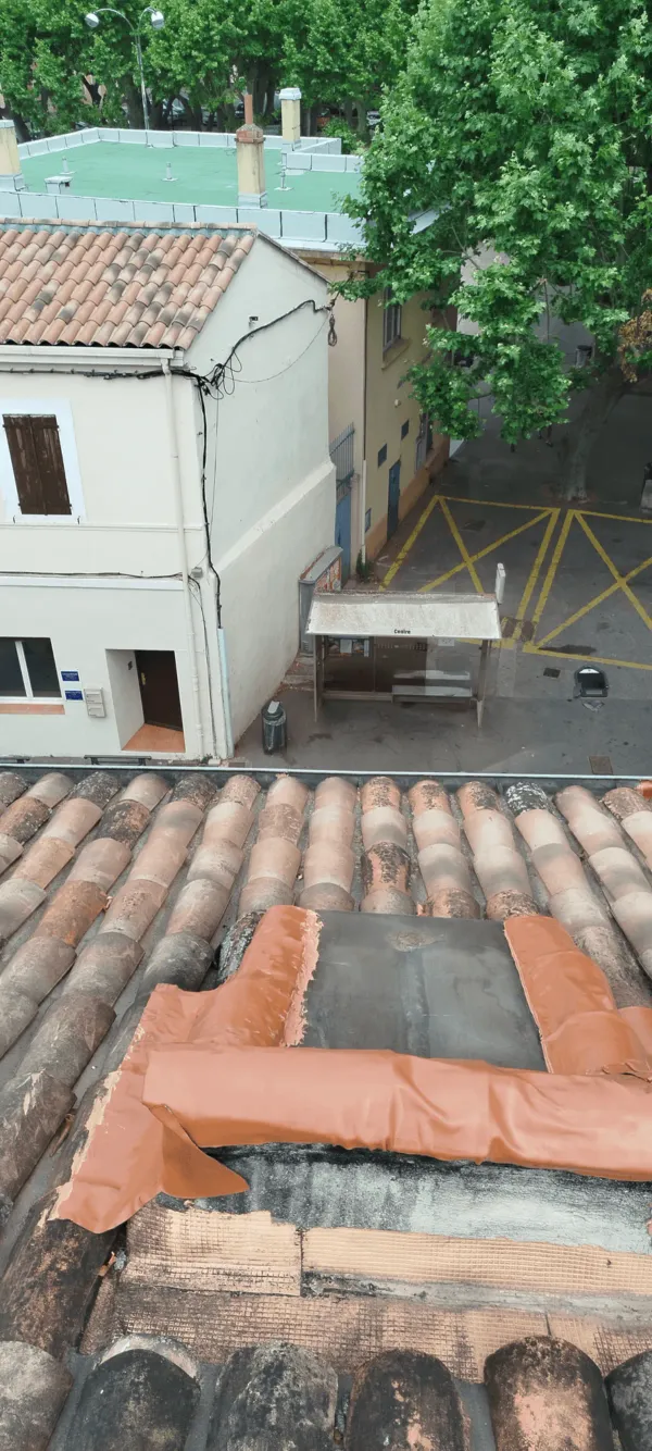 Abergement de cheminée refait en zinc sur toiture de tuiles à Marseille