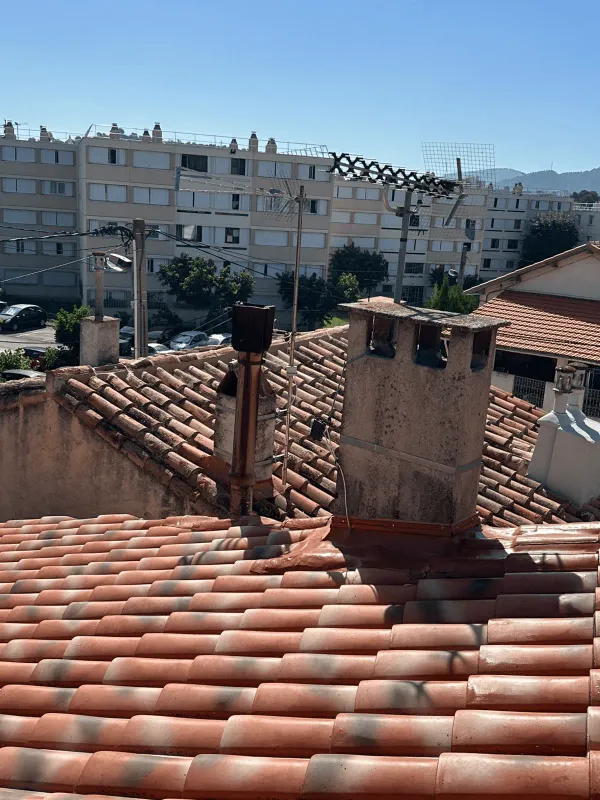 Réfection de toiture avec cheminées maçonnées dans un quartier de Marseille