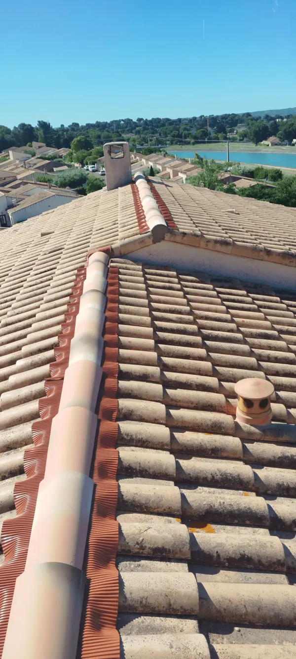 Faîtage de toiture refait au mortier par JID Rénov, couvreur à Marseille