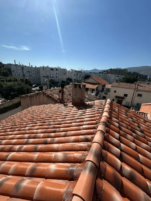 Toiture en tuiles entièrement rénovée par JID Rénov, panorama sur Marseille