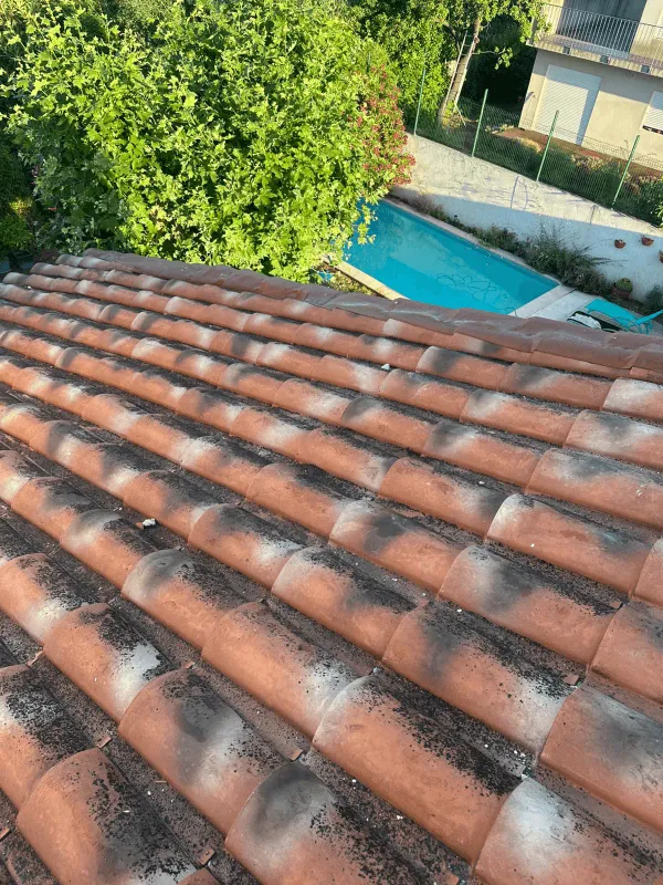 Toiture de villa en tuiles traitée et nettoyée par JID Rénov près de Marseille