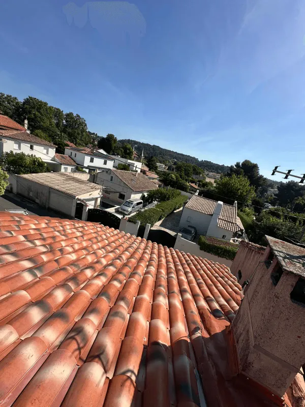 Couverture en tuiles rénovée avec vue sur les collines des Bouches-du-Rhône
